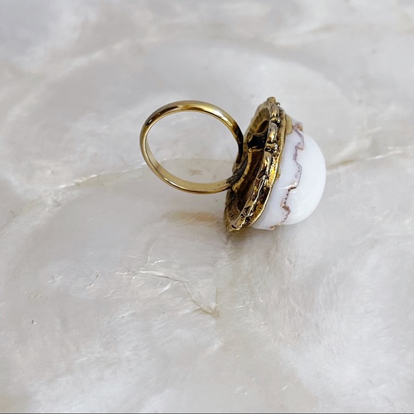 Vtg Gold Tone White Faux Agate Oval Statement Ring - Picture 6 of 11
